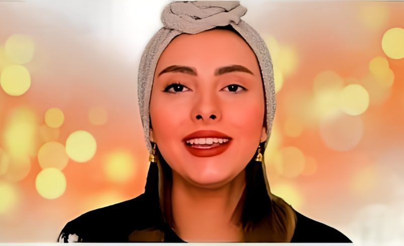 چهره یک بیوتی بلاگر ایرانی مانند گیسو دیبا که با نگاهی حرفه‌ای و صمیمی در حال تولید محتوای آموزش آرایش برای مخاطبان است.