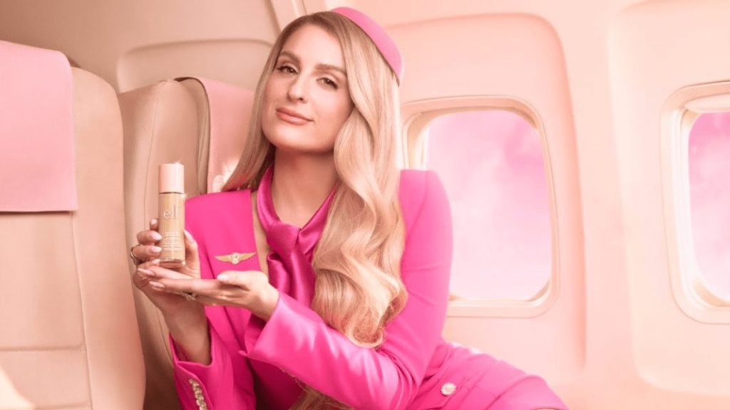 صحنه ویدیوی تبلیغاتی مگان ترینر در هواپیمای e.l.f. Air