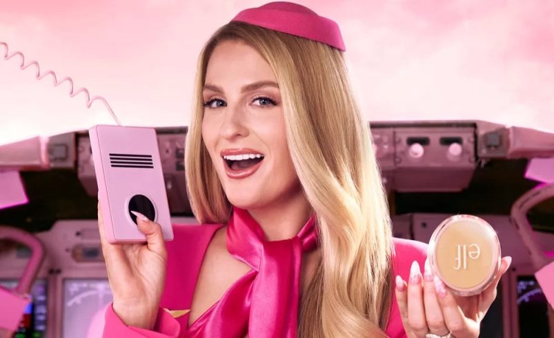 مگان ترینر در نقش خلبان e.l.f. Air برای کمپین پوست ابری ۲۰۲۵